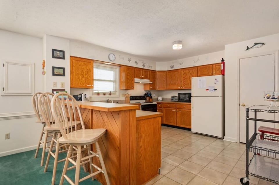 Breakfast bar for extra seating.