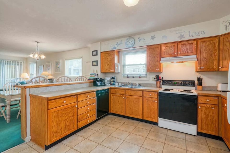Fully equipped kitchen with lots of space.