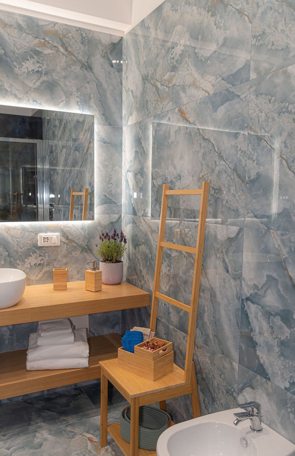 Classic Room, City View | Bathroom | Shower, hair dryer, bidet, towels
