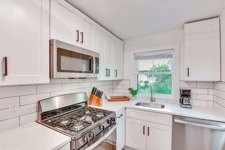 Kitchen | 1st Floor | Drip Coffee Maker | Knife Set | Dishwasher