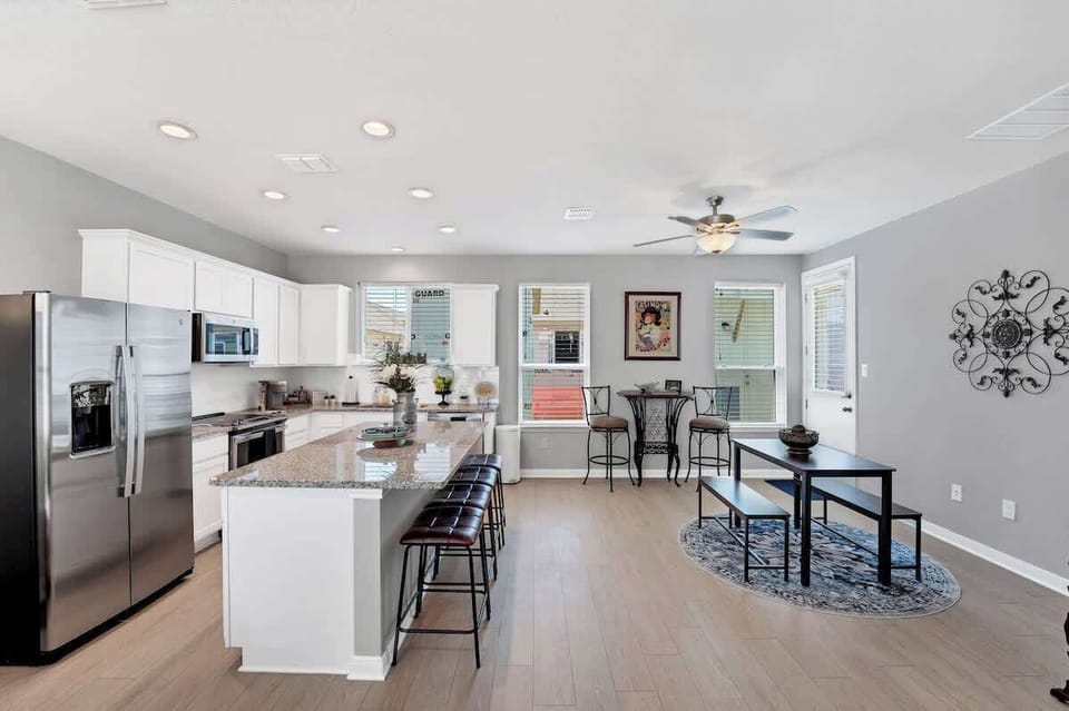 Spacious & inviting kitchen