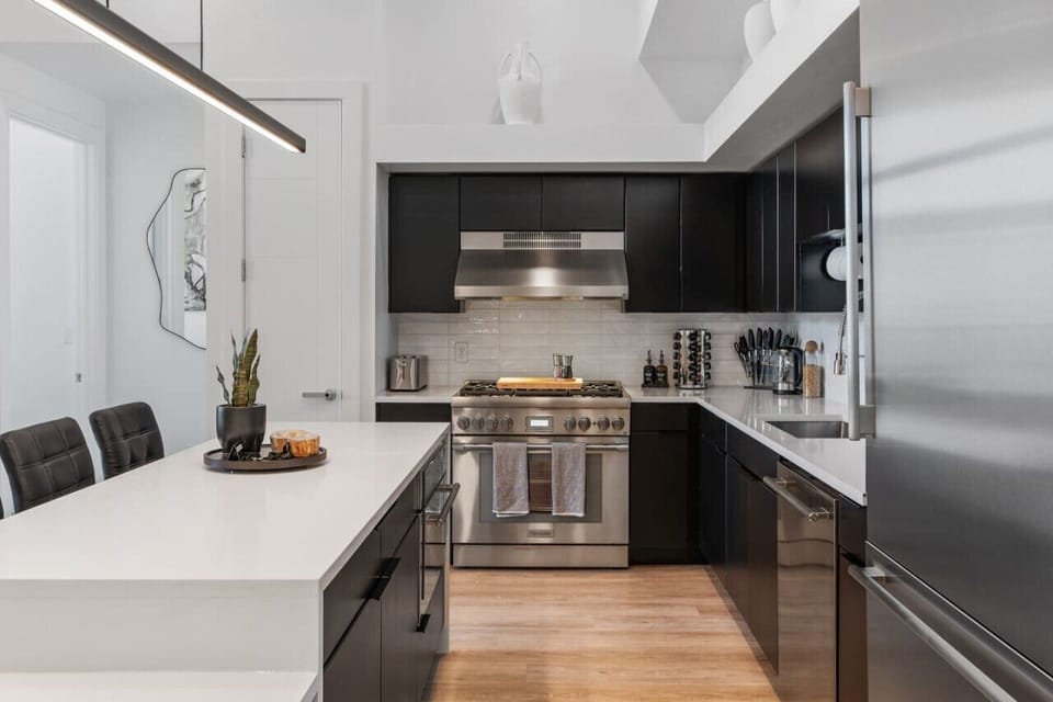 Fully stocked kitchen with all that you need. Pots, pans, bakeware, salt +pepper, and olive oil!!