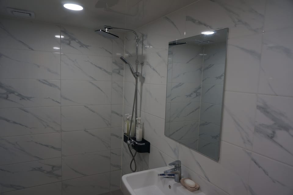 Deluxe Double Room, City View | Bathroom | Shower, free toiletries, hair dryer, towels