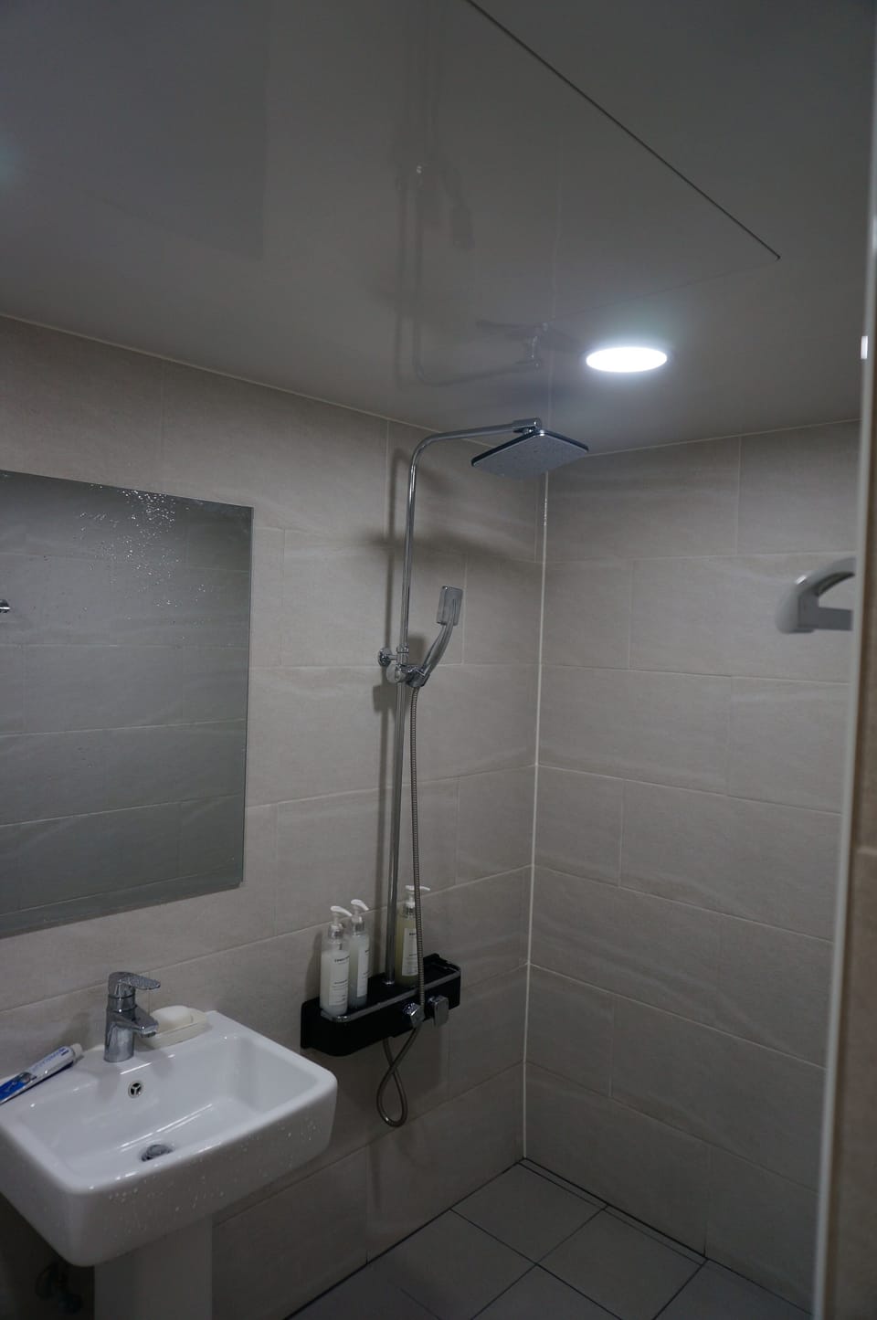 Standard Double Room, City View | Bathroom | Shower, free toiletries, hair dryer, towels