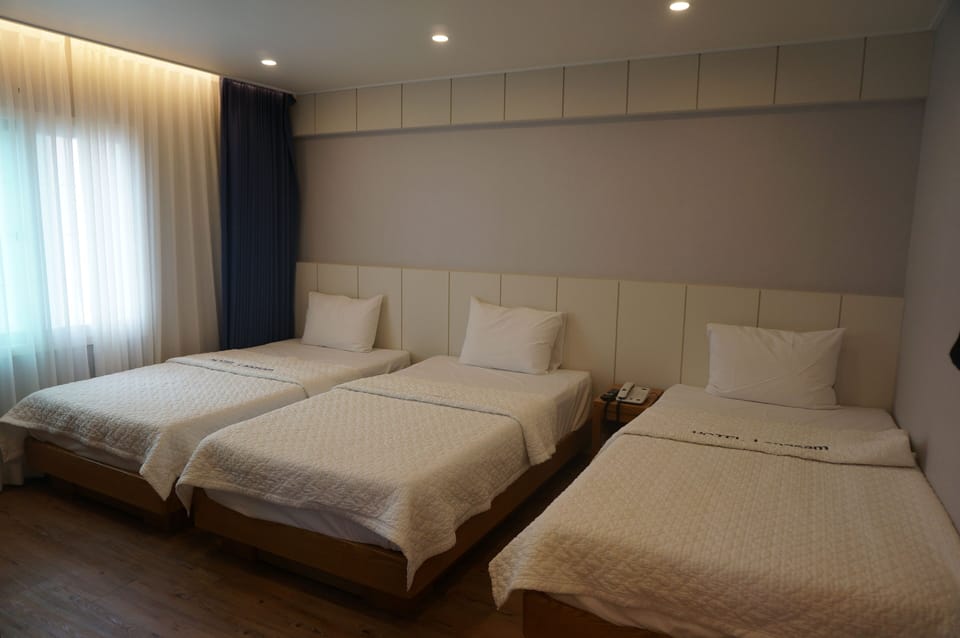 Deluxe Triple Room, City View | Soundproofing, free WiFi