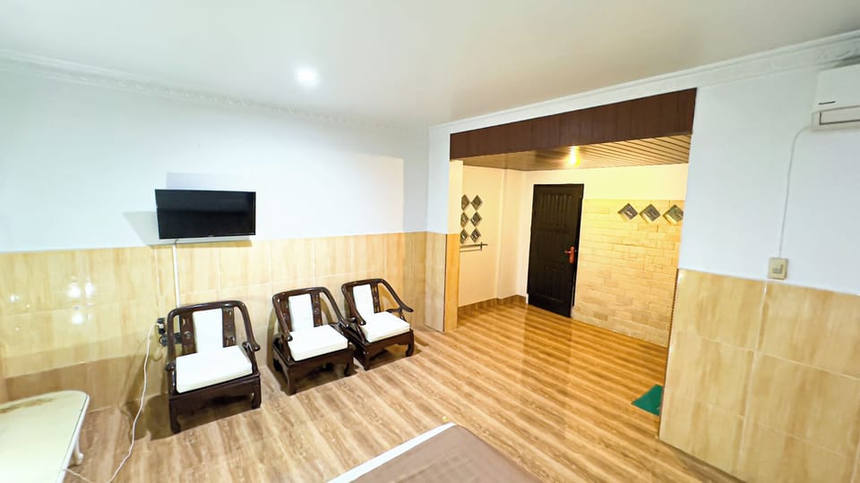 Executive Room | Desk, WiFi (free), bed sheets