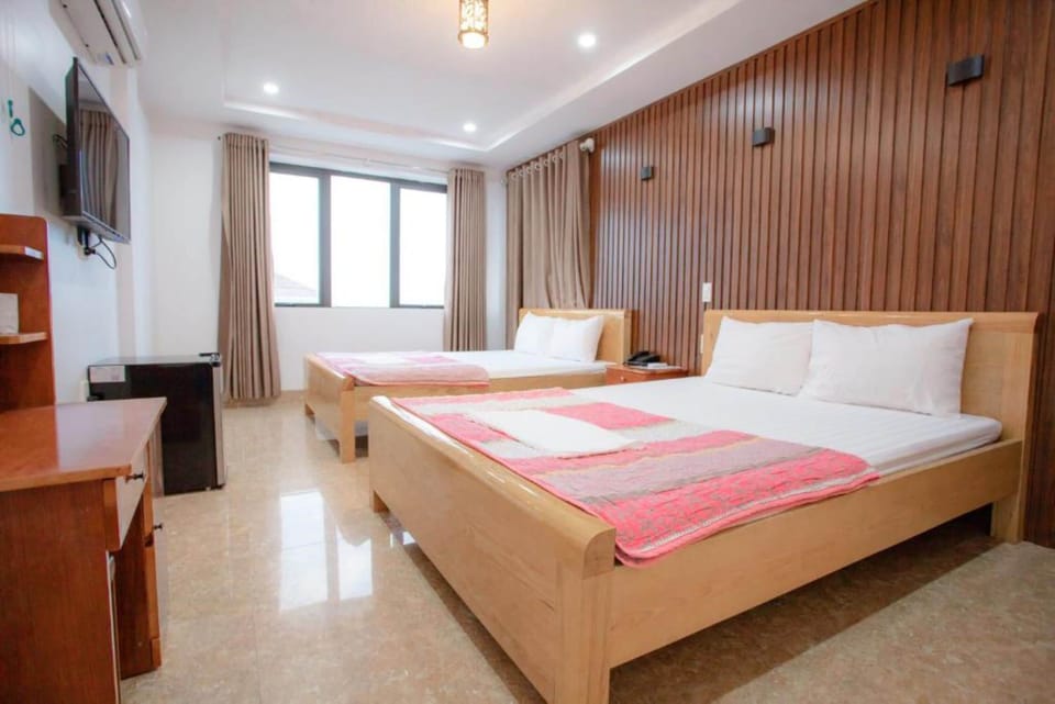 Quadruple Room | Minibar, laptop workspace, iron/ironing board, WiFi (free)