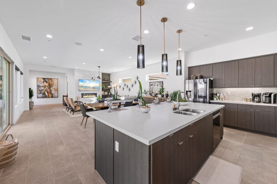 Bright kitchen & dining space w/ oversized island & modern finishes