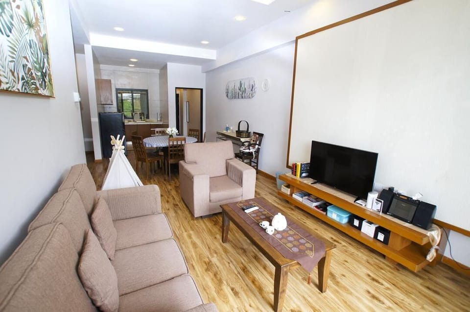 Apartment, Mountain View | Living area | 48-inch LED TV with digital channels