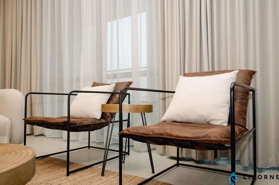 This cozy seating area, with modern accents and comfortable chairs, is ideal for a quiet moment of relaxation.