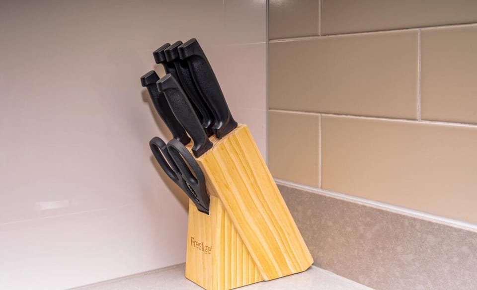 Complete kitchen tools, including knives and scissors, perfect for all your cooking needs.