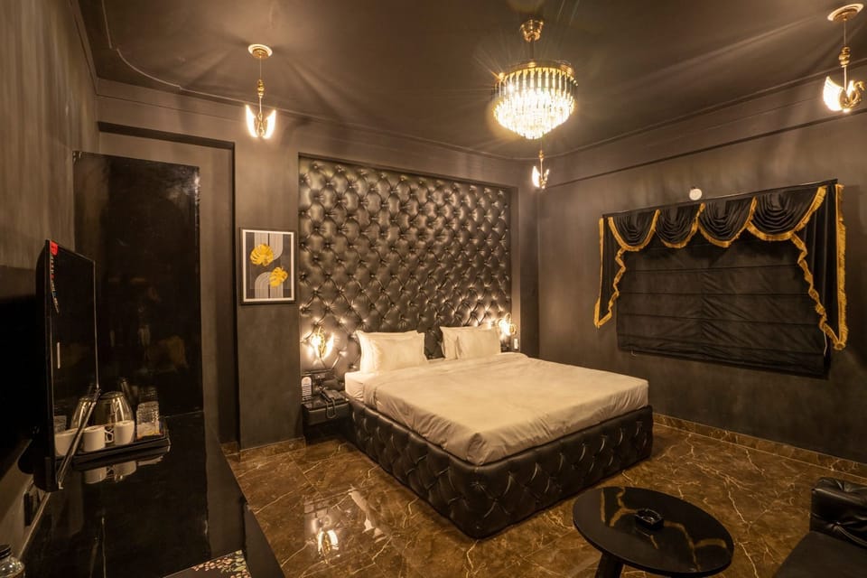 Honeymoon Studio Suite | Desk, free WiFi
