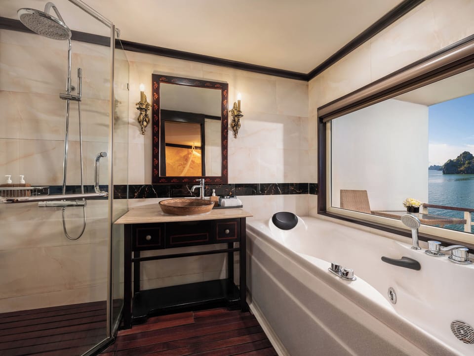 Royal Suite with Terrace and Bathtub | Bathroom | Free toiletries, hair dryer, bathrobes, slippers