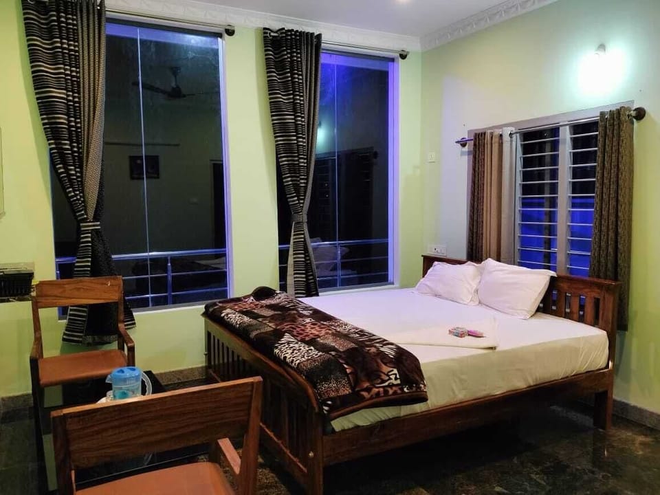 Deluxe Room, 1 Bedroom, Pool View | Bed sheets