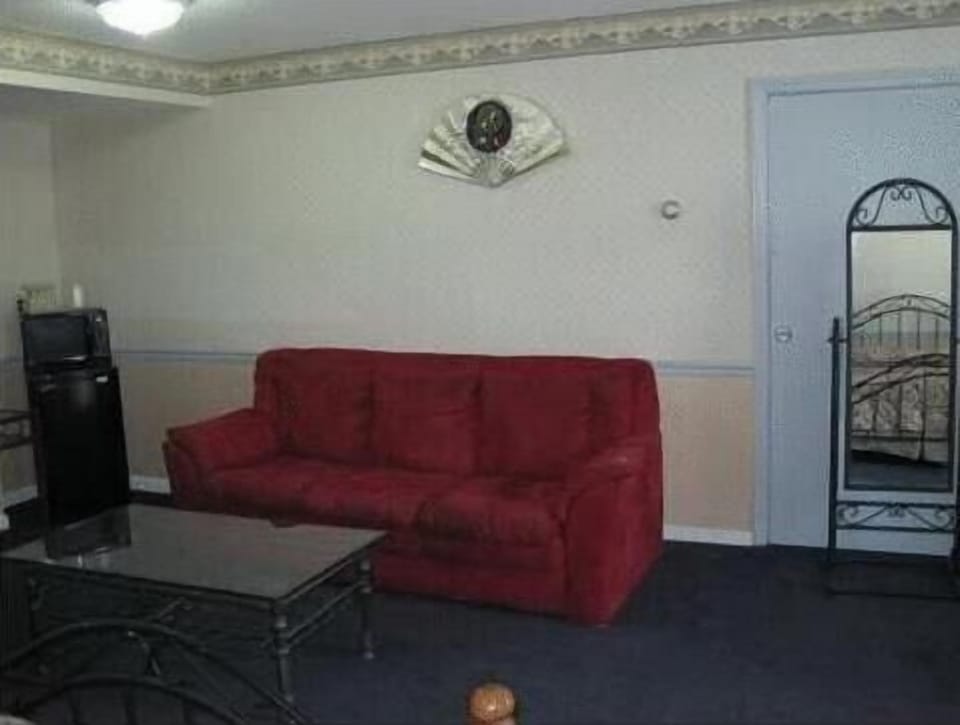 Suite, 1 King Bed, Non Smoking | Living room | Flat-screen TV