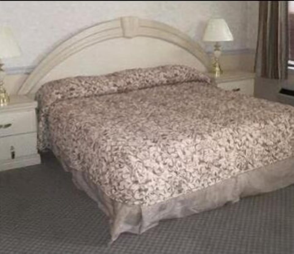 Suite, 1 King Bed, Non Smoking | Desk, iron/ironing board, free cribs/infant beds, rollaway beds