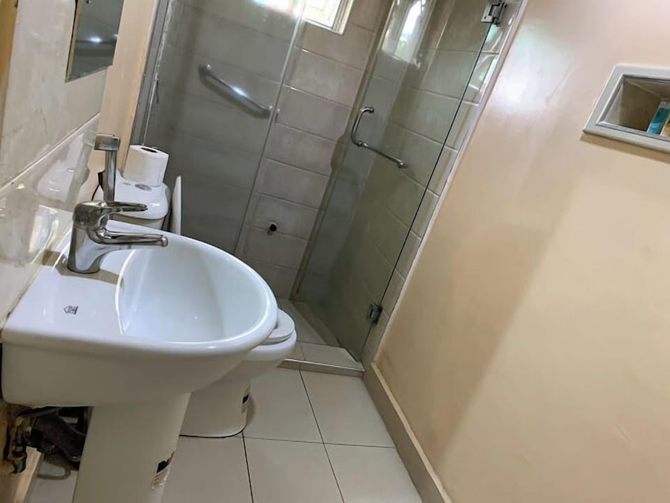 Comfort Room, Balcony, City View | Bathroom | Towels, soap, shampoo, toilet paper