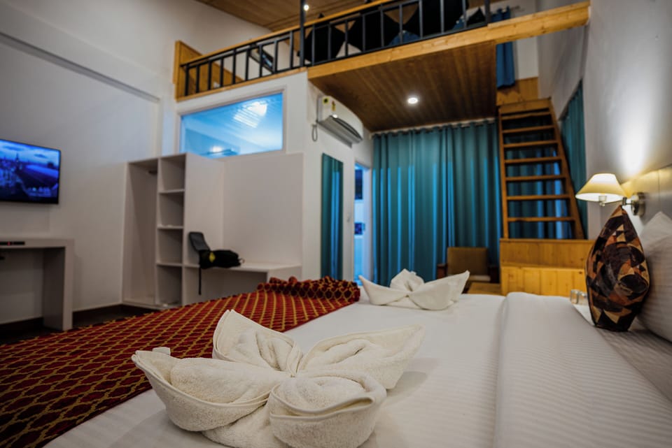 Deluxe Duplex, Balcony | Iron/ironing board, free WiFi