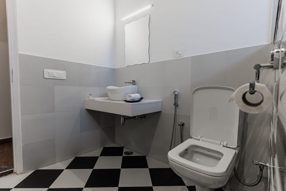 Standard Double or Twin Room, Balcony | Bathroom | Towels, soap, shampoo, toilet paper