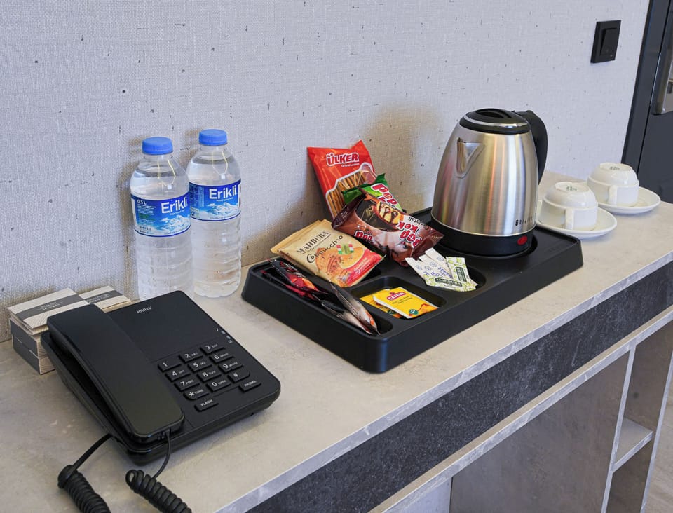 Deluxe Room, 1 Queen Bed, City View | Room amenity