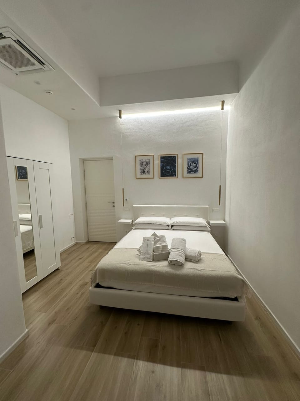Comfort Double or Twin Room, 1 Queen Bed, Non Smoking, Private Bathroom | In-room safe, desk, laptop workspace, soundproofing