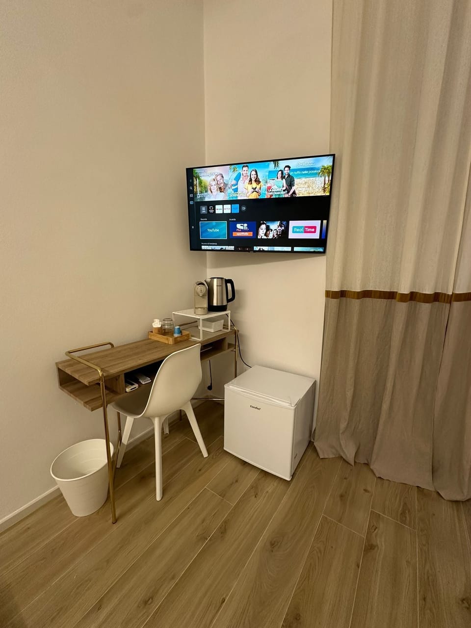 Comfort Double or Twin Room, 1 Queen Bed, Non Smoking, Private Bathroom | In-room safe, desk, laptop workspace, soundproofing