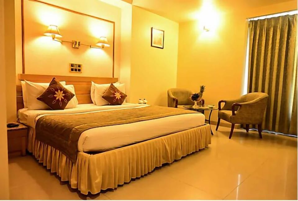 Super Deluxe with Bathtub | Desk, laptop workspace, free WiFi