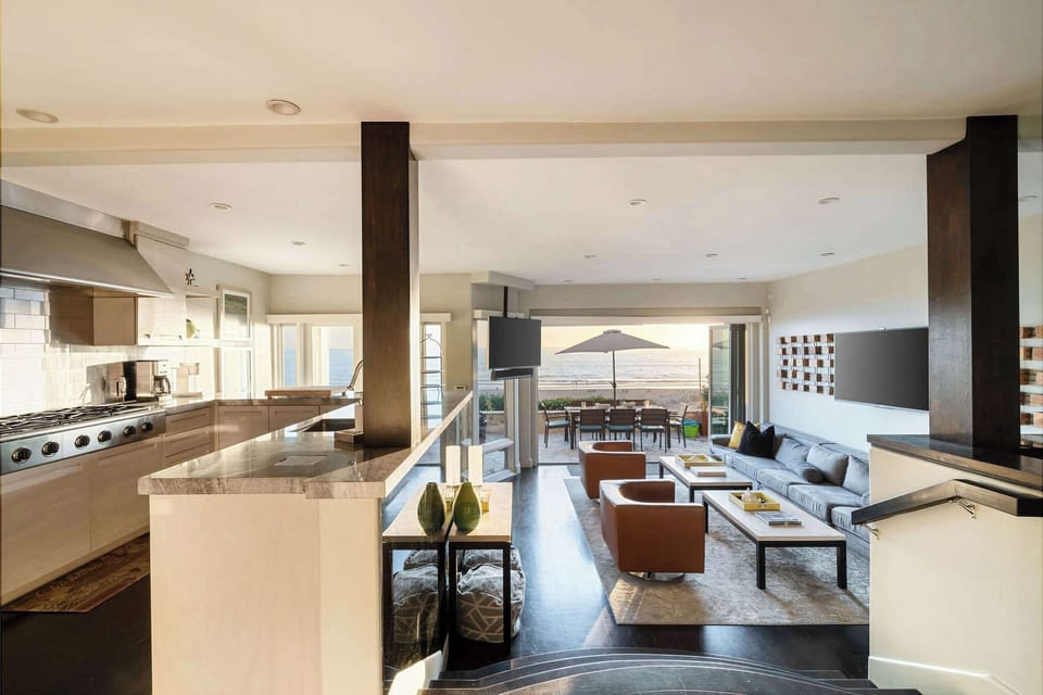Living room/well equipped kitchen with amazing ocean views