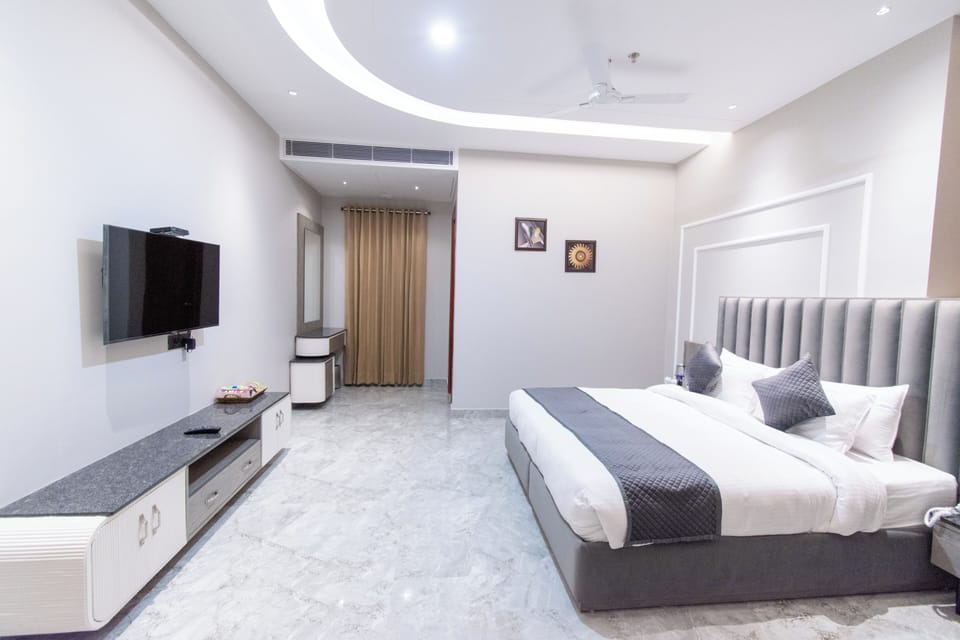In-room safe, desk, soundproofing, iron/ironing board