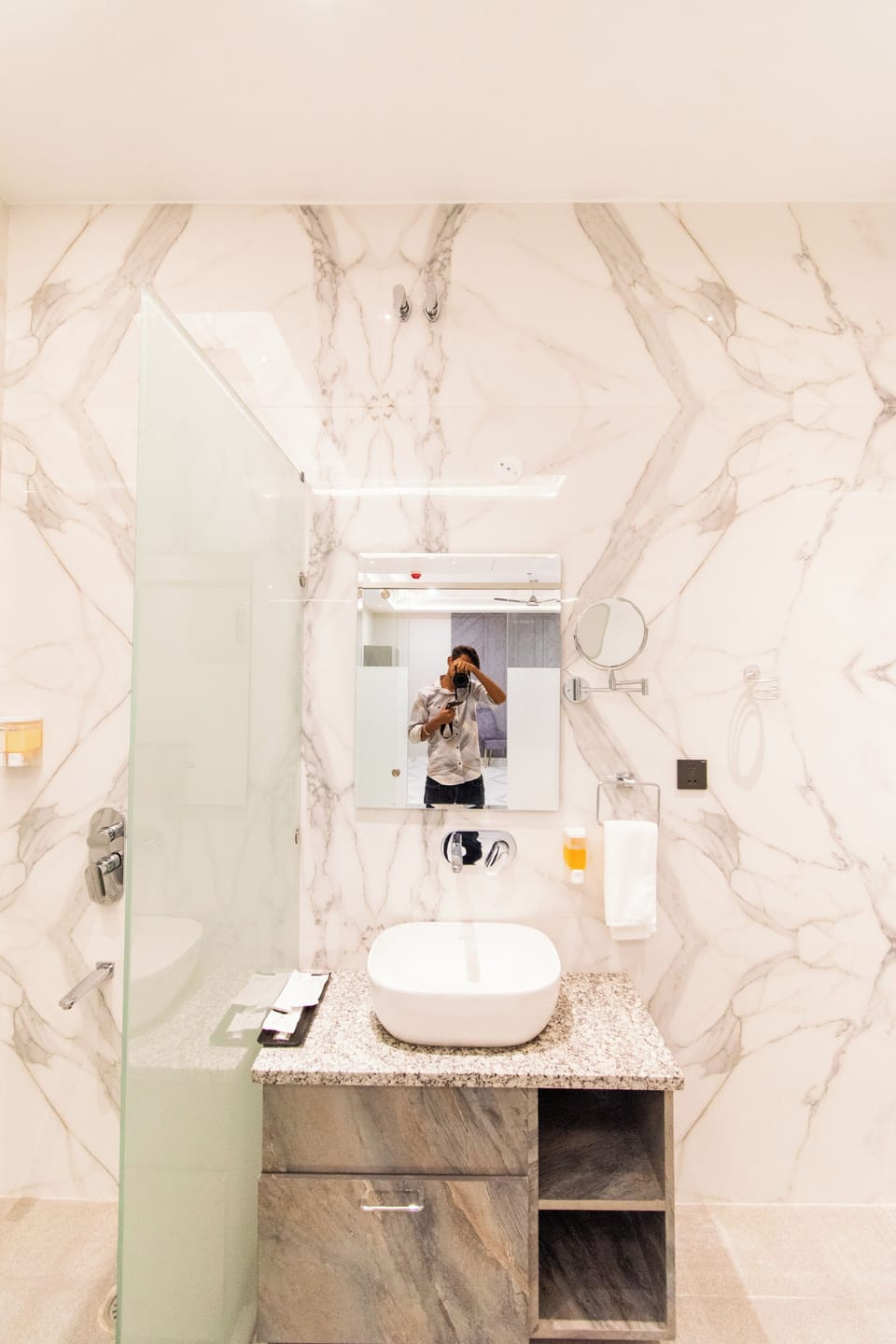 Deluxe Room | Bathroom | Shower, hair dryer, slippers, bidet