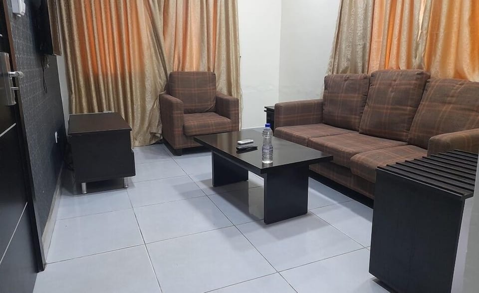 Deluxe Room, Balcony, City View | Living area