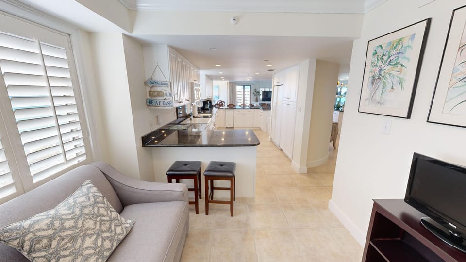 Condo, 3 Bedrooms | Living area