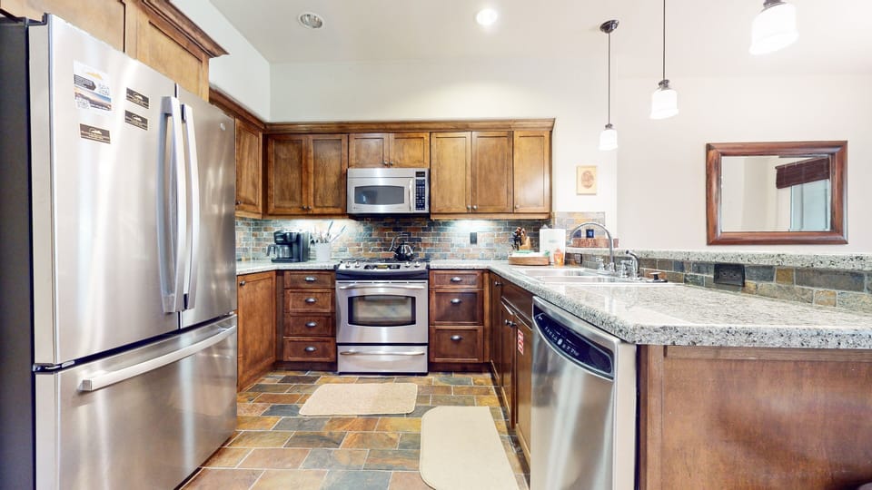 Condo, 4 Bedrooms | Private kitchen | Fridge, oven, coffee/tea maker, toaster
