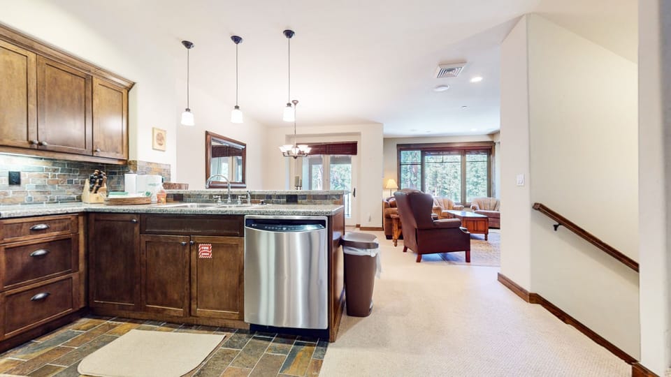 Condo, 4 Bedrooms | Private kitchen | Fridge, oven, coffee/tea maker, toaster