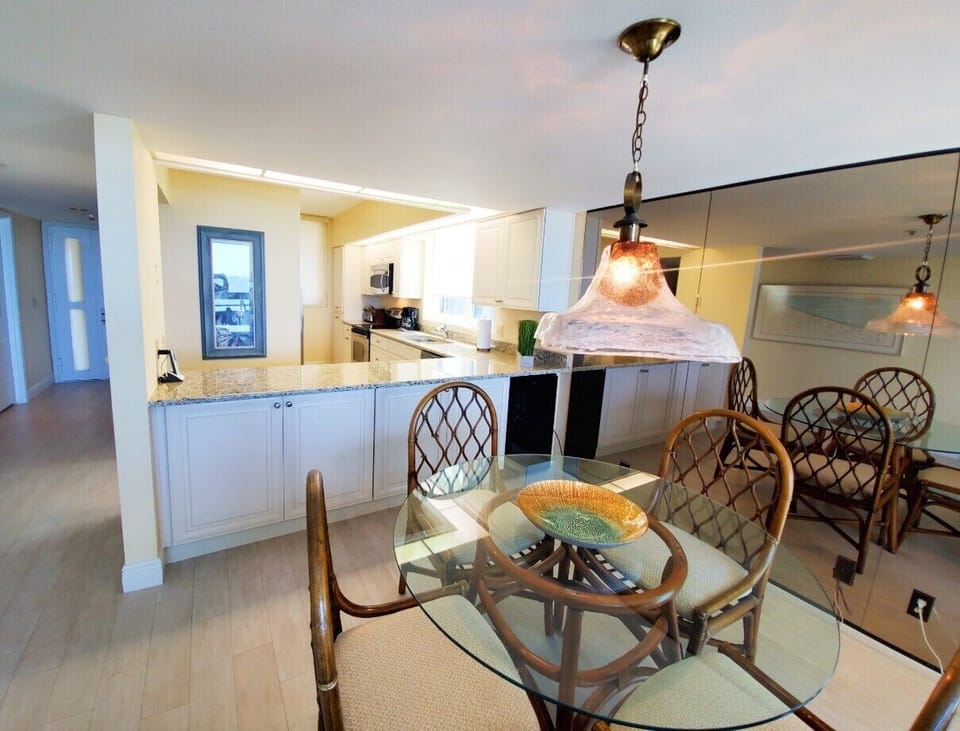 Beachplace 1-401 dining area