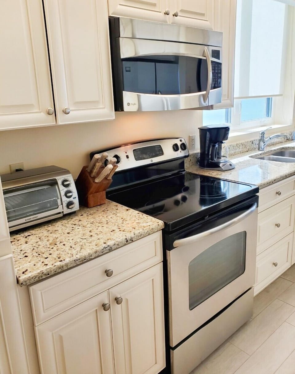 Beachplace 1-401 kitchen