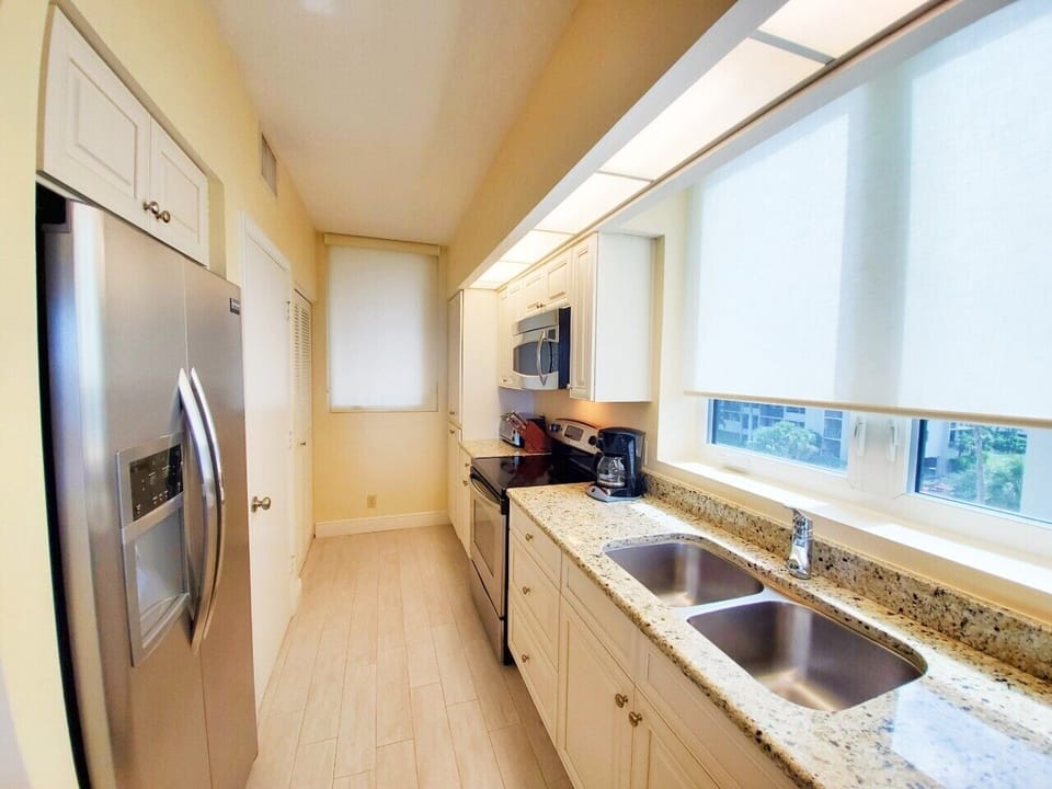Beachplace 1-401 kitchen
