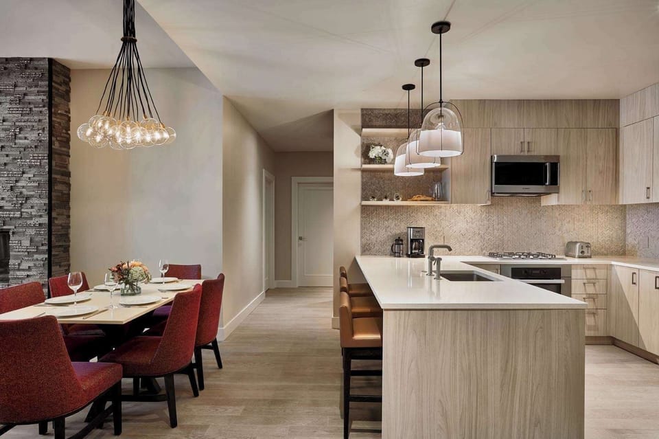 Full-size fridge, microwave, oven, stovetop