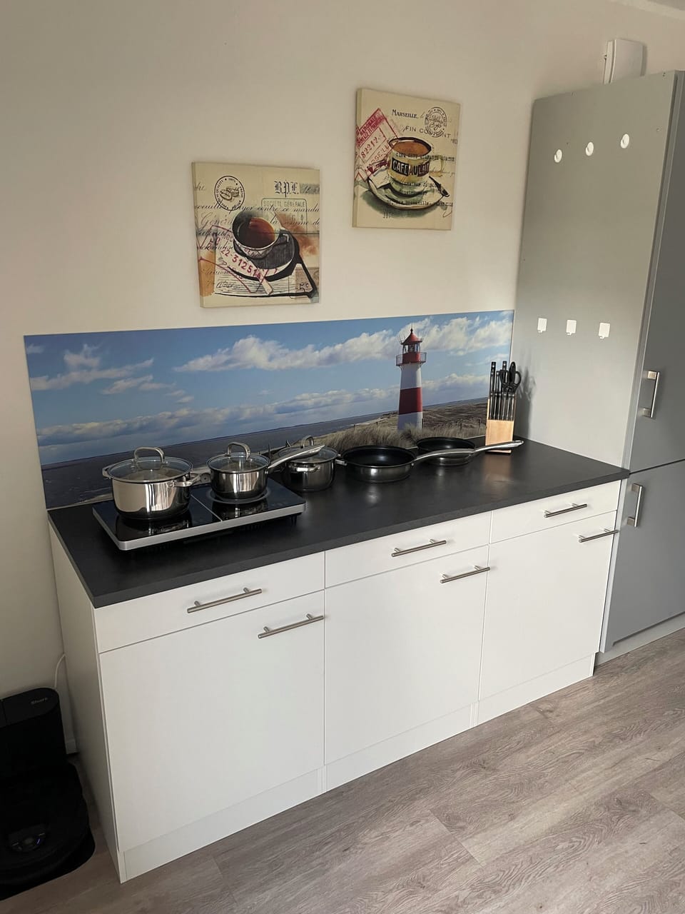 Full-size fridge, oven, stovetop, dishwasher