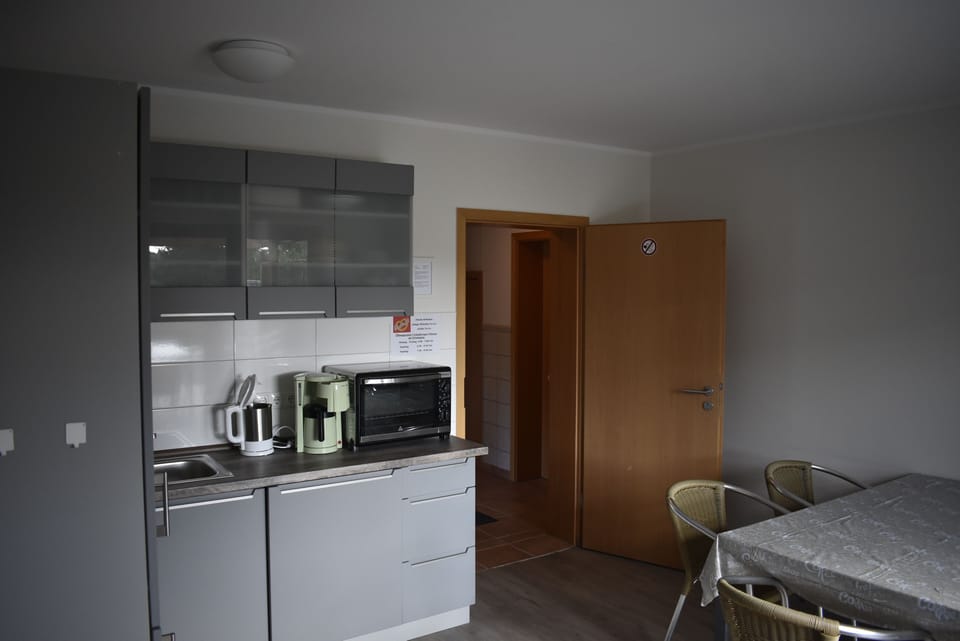 Full-size fridge, oven, stovetop, dishwasher
