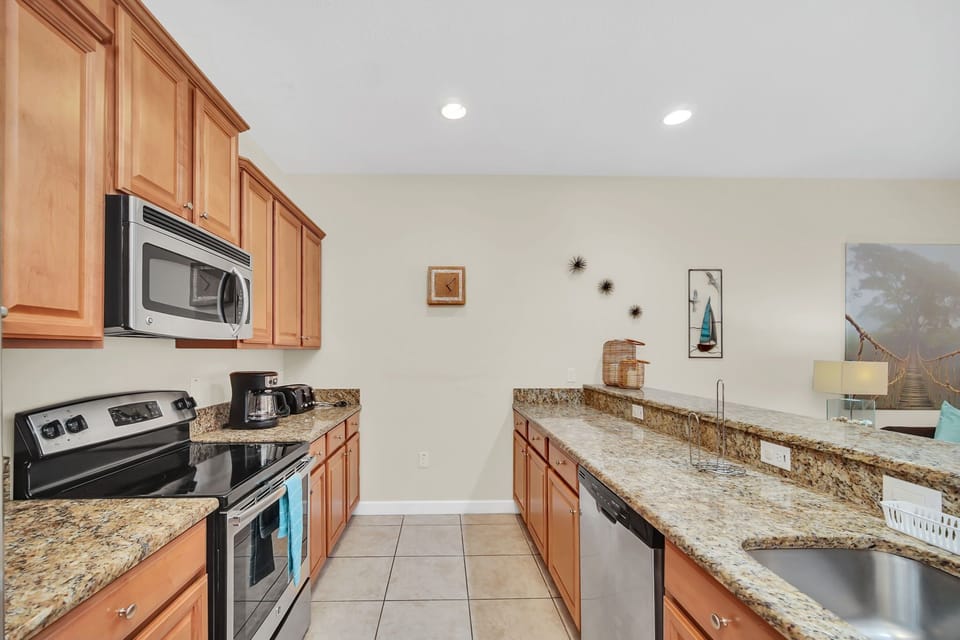12-web-or-mls-8940-majesty-palm-rd