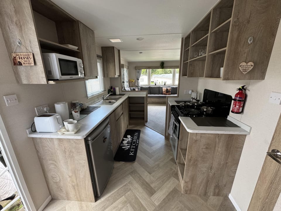 Apartment | Private kitchen | Fridge, microwave, oven, stovetop