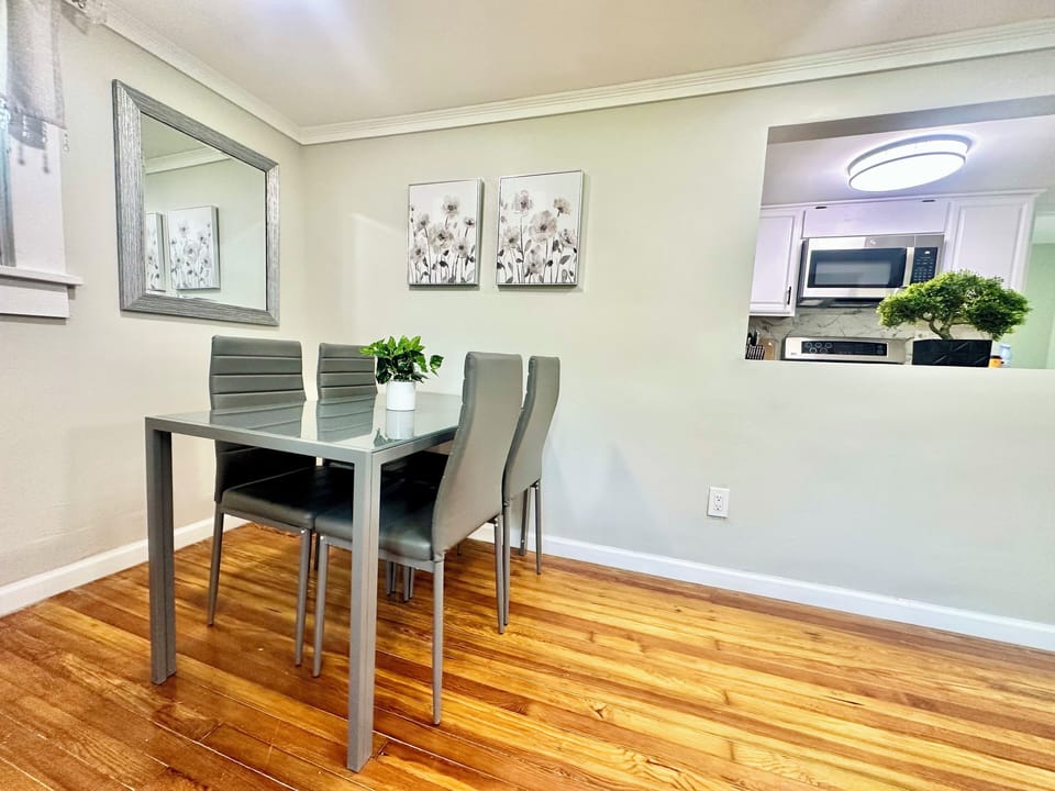 Dining Area (2)