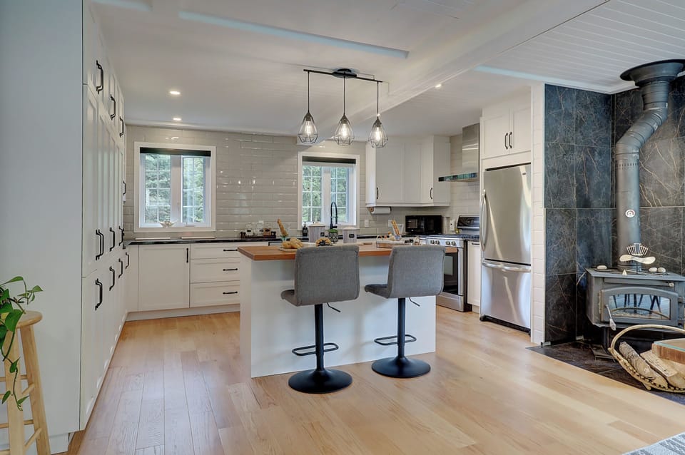 Kitchen with lunch counter