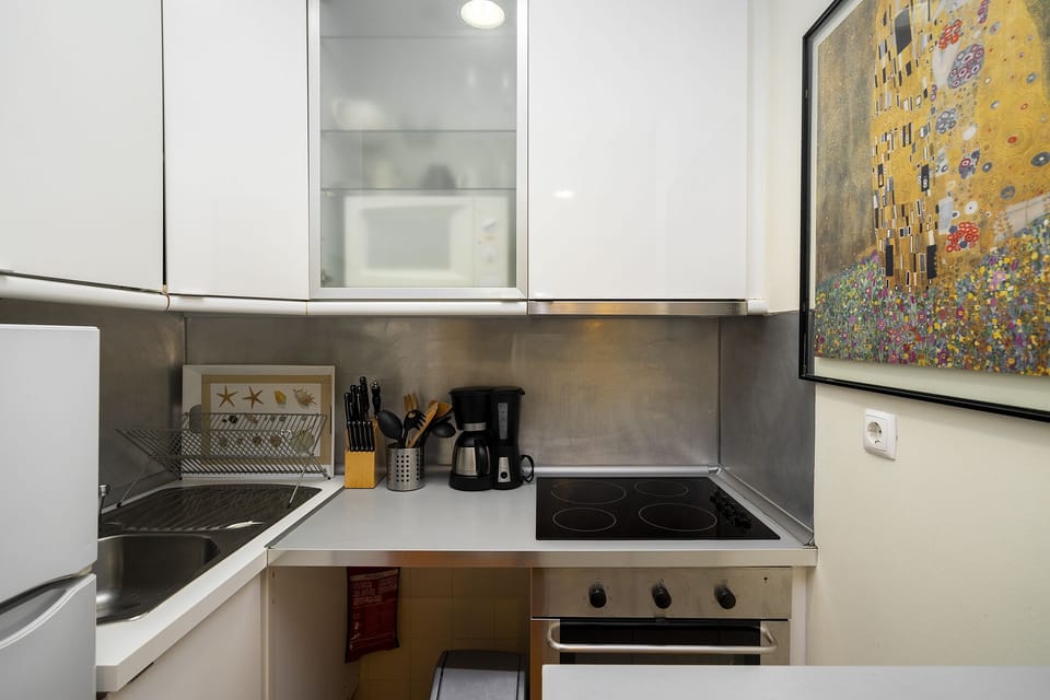 Apartment, 1 Bedroom | Private kitchenette | Electric kettle
