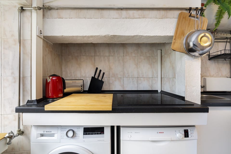 Apartment, 1 Bedroom | Private kitchen | Electric kettle, toaster