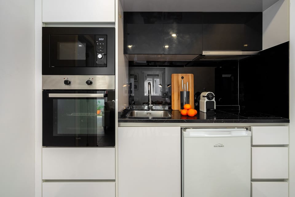 Apartment, 2 Bedrooms | Private kitchenette | Electric kettle