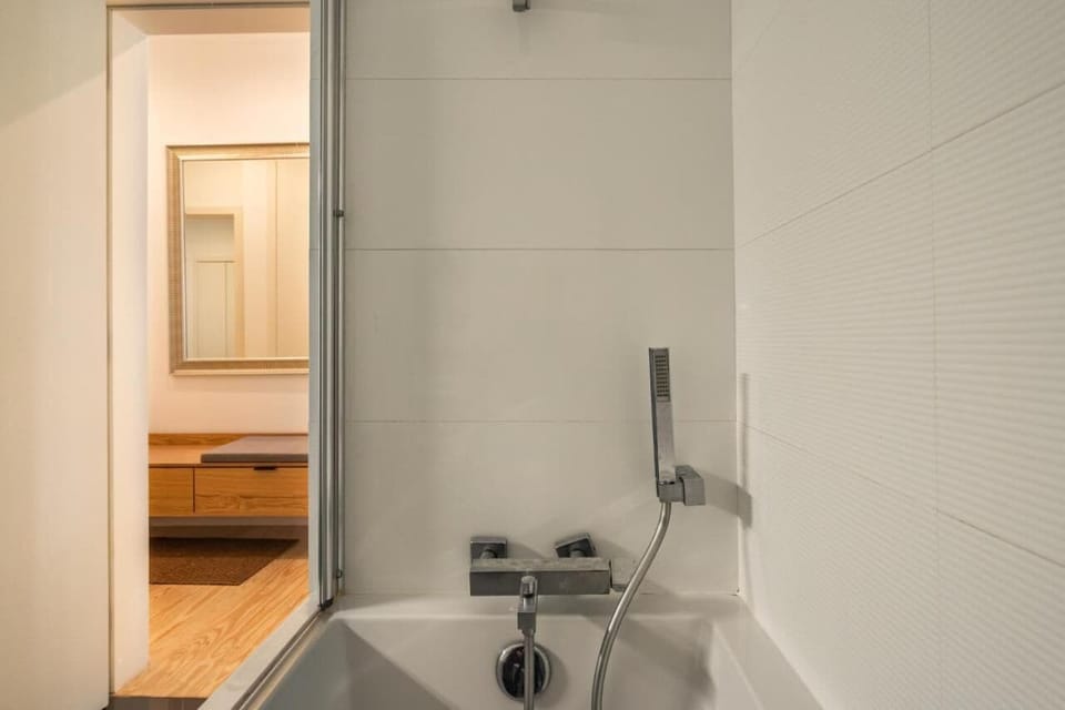 Chic 2-Bed Near Santos & Alcântara Perfect For Families & Couples Apartment in Lisbon