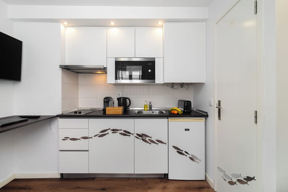 Studio | Private kitchenette | Electric kettle, toaster