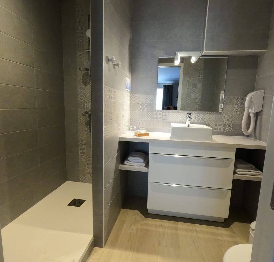 Chambre Double Terrasse | Bathroom | Free toiletries, hair dryer, towels
